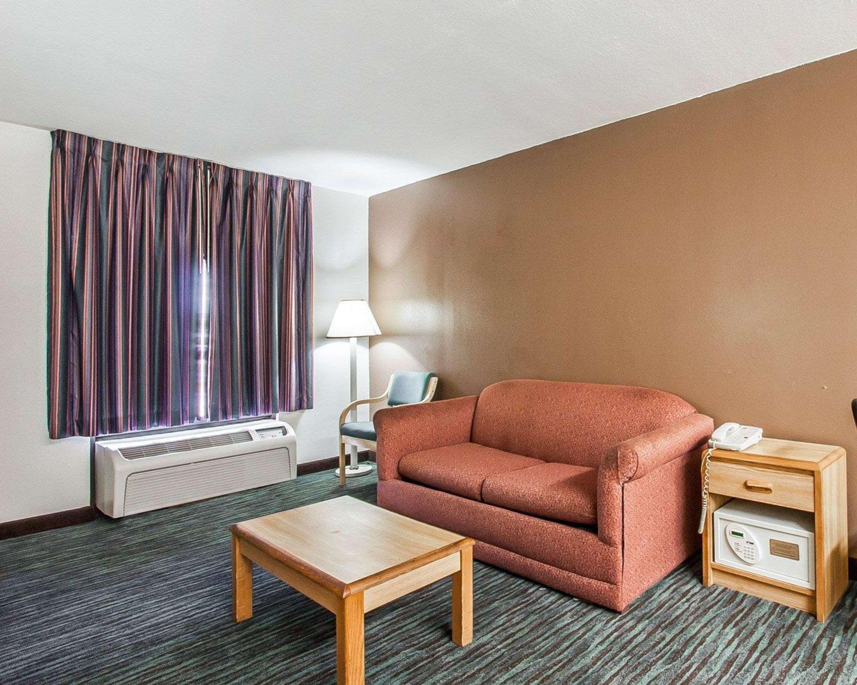 Hotel Econo And - 2*